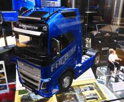 1:14 Volvo FH16 Globetrotter XL 750 4x2 Tractor (stavebnice)